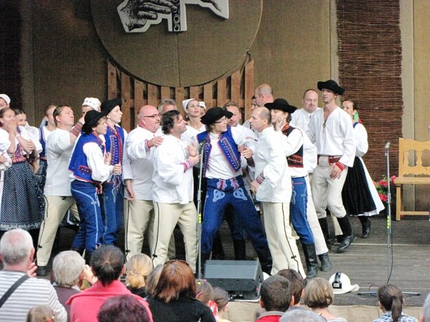 Vystúpenie folklórneho súboru Senior Vtáčnik Prievidza v rámci programu "Stretnutie"