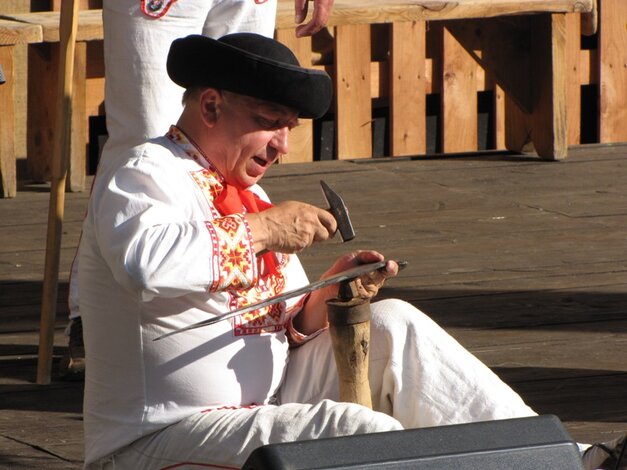 Vystúpenie folklórnej skupiny Vrchárka Čavoj v rámci programu "Stretnutie"