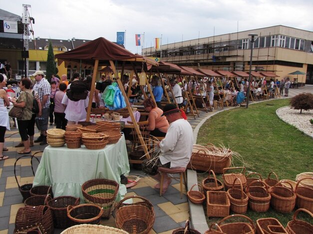 Jarmok tradičných ľudových remesiel počas festivalu dychových hudieb v Lehote pod Vtáčnikom