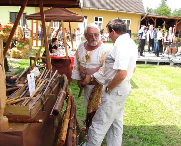 Ukážka ľudového remesla (Ing. Hanes - ľud. hudob. nástroje)