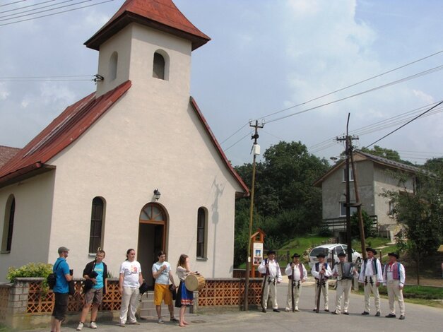 Vystúpenie gajdošov a FSk Hájiček pred kaplnkou