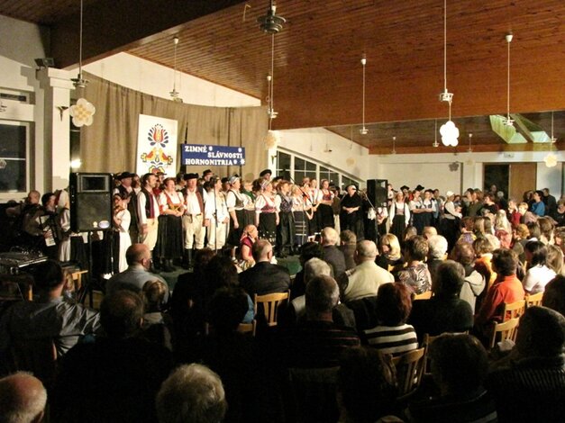 Záverečná scéna na Zimných slávnostiach folklóru