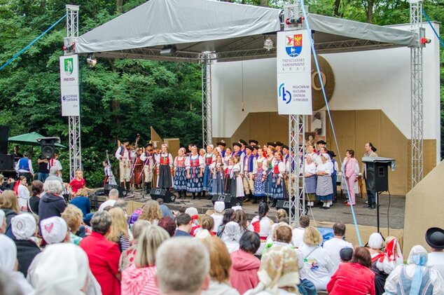 Skvelá atmosféra na 30. roč. Hornonitrianskych folklórnych slávností (copyright bibiana simova 2015)