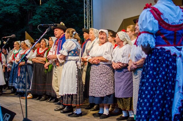 Spoločný záver programu folklórnych skupín Stretnutie (copyright bibiana simova 2015)