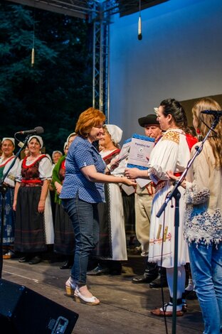 Odovzdávanie pamätných listov vedúcim folklórnych skupín (copyright bibiana simova 2015)