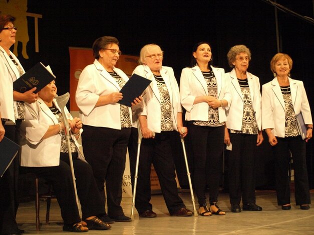 Vystúpenie "Ten, kto si rád spieva, veselú myseľ má" spevác. skup. Rozlet Prievidza