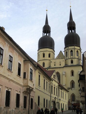 V pozadí Bazilika sv. Mikuláša v Trnave