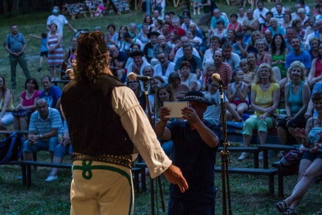 Vystúpenie hosťa - folklórny súbor Rozsutec zo Žiliny (copyright karol kobella 2016)