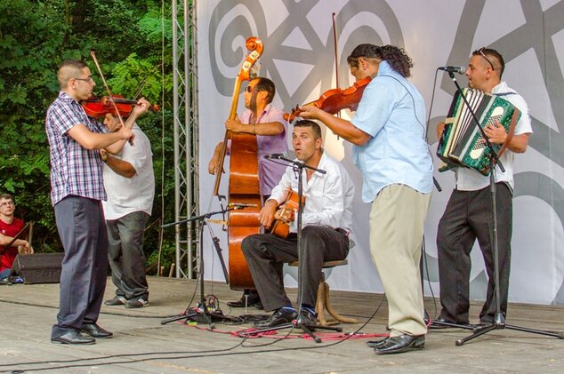 Vystúpenie ľudovej hudby Bartošovci ZH v rámci projektu Mosty (venovaný tradičnej rómskej kultúre)