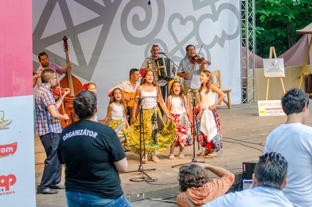 Deti z neziskovej organizácie Spokojnosť v sprievode rómskej ľudovej hudby Bartošovci ZH