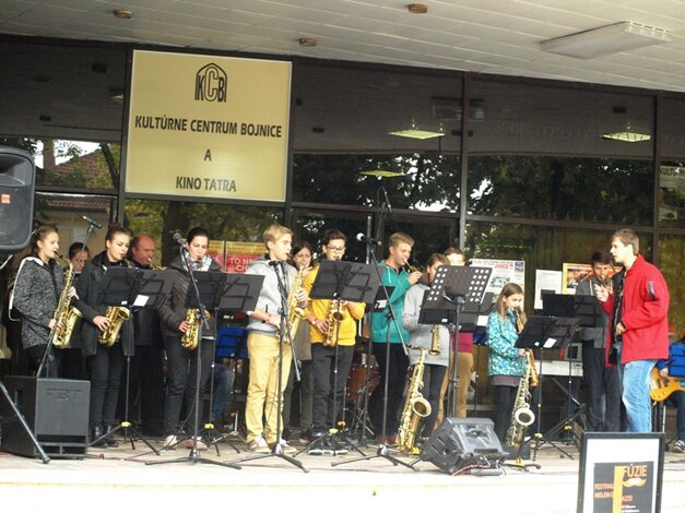 Zvolávačka na terase KC Bojnice - Big Band ZUŠ Nováky