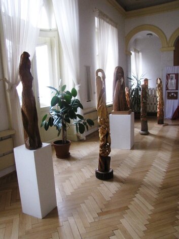 Výstava drevených plastík Mateja Surovčeka