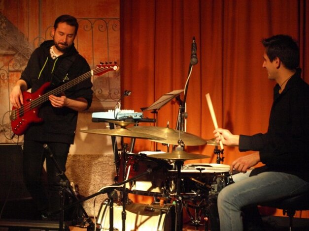 Aďo Simonides - basgitara a Matej Richtarčík - bicie