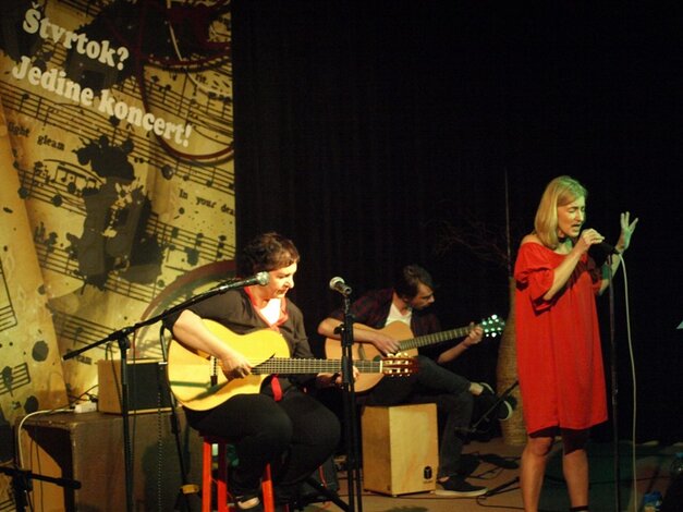 Ria Ferčáková (gitara), Ondrej Kováč (cajon) a Bea Cipovová (spev)