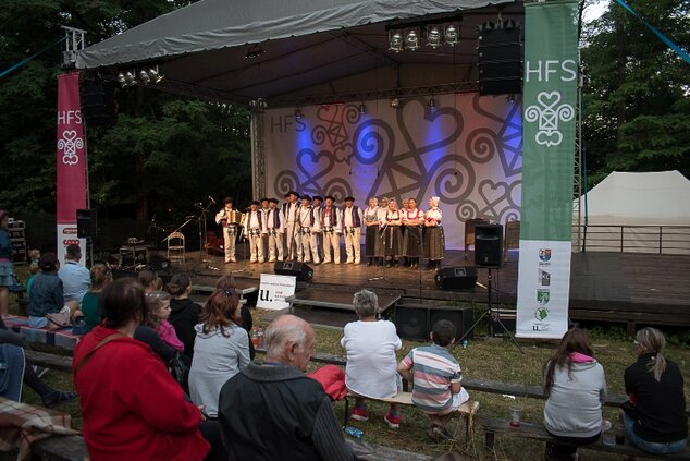 Naši jubilanti - medailón jubilujúcich folklórnych skupín Hájiček (Chrenovec-Brusno) - 40. výr. vzni