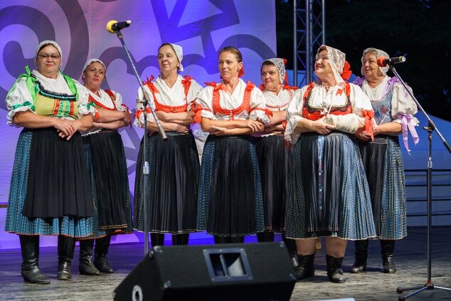 Naši jubilanti - medailón jubilujúcich folklórnych skupín Hájiček (Chrenovec-Brusno) - 40. výr. vzni