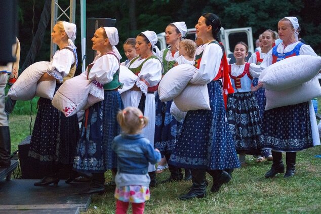 Naši jubilanti - medailón jubilujúcich folklórnych skupín Hájiček (Chrenovec-Brusno) - 40. výr. vzni