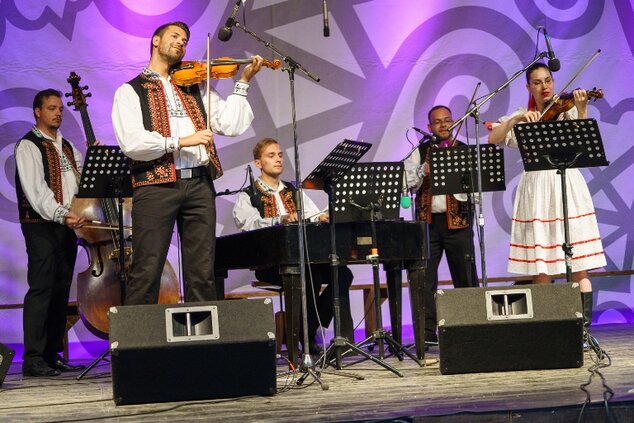 Ľudová hudba folklór. súboru Bystrina z Banskej Bystrice (29. 6. - druhý deň)