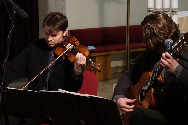 Duo hudobných virtuózov Andrej Baran (husle) a Adam Marec (gitara)