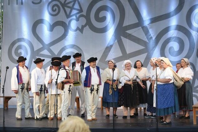 Povedačky (...tak vraveli stará mať) - program folklórnych skupín z regiónu hornej Nitry