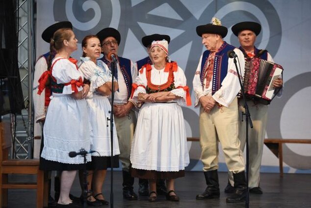 Povedačky (...tak vraveli stará mať) - program folklórnych skupín z regiónu hornej Nitry