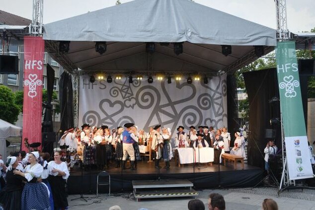 Povedačky (...tak vraveli stará mať) - program folklórnych skupín z regiónu hornej Nitry