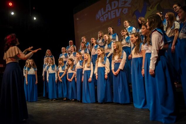 Detský spevácky zbor veľkých Schola Mariana, Komárno, dirigentka Yvette Orsovics