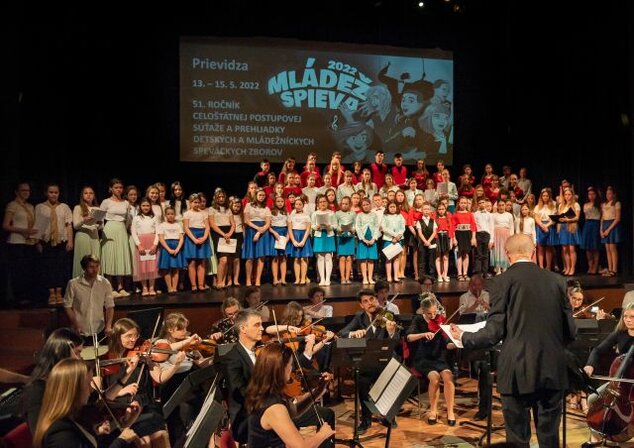 Galaprogram - spev spoločných skladieb so Školským orchestrom ZUŠ L. Stančeka v Prievidzi, dirigent 