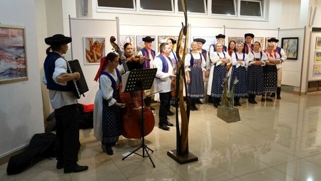 ZANÔTI PRIEVIDZA, ZAŠUMÍ NITRA - blok ľudových piesní z Prievidze a hornej Nitry v podaní folklorist