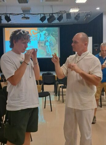 Lektor Daniel Kubizna učí hrať na handrárskej píšťalke
