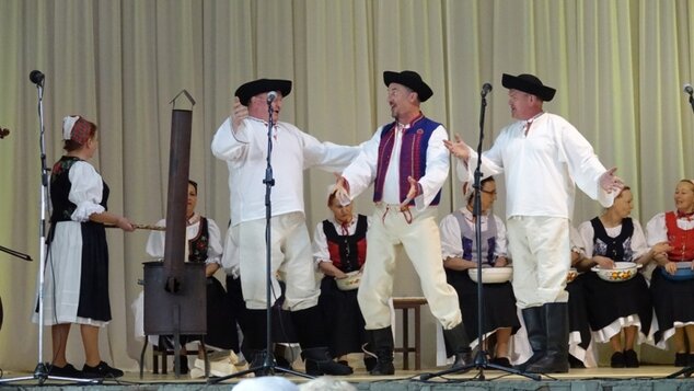 Nositelia tradícií: Folklórna skupina Hôrky z Čerenian (strieborné pásmo)
