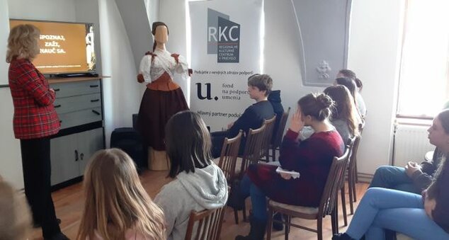 Prednášku spojenú s diskusiou o histórii, živote a tradičnej kultúre v obciach Nitrianske Pravno, Ma