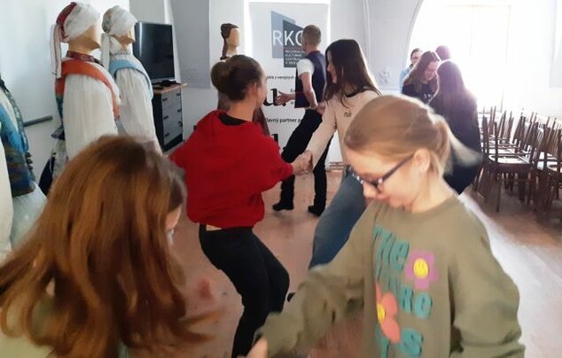Žiaci sa naučili tance karpatských Nemcov, ktoré prezentoval Mgr. art. Martin Krigovský, tanečný ped