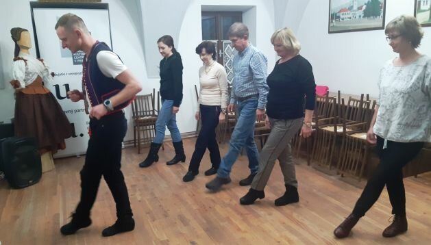 Účastníci sa naučili tance karpatských Nemcov, ktoré prezentoval Mgr. art. Martin Krigovský, tanečný