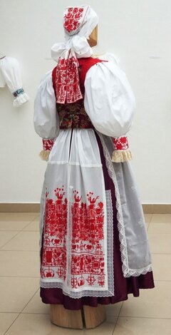 Tradičný odev z Nitrianskeho Pravna (kon.19. storočia)