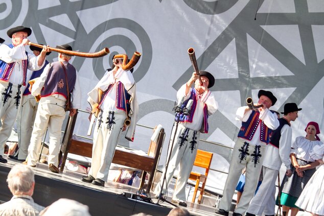 Dieťa - radosť i starosť: program folklór. súborov hornej Nitry Hájiček, Chrenovec-Brusno ©Karol Kobella