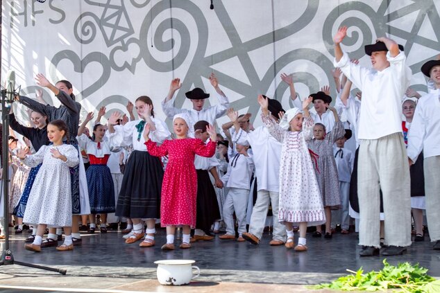 Veselože: program detských folklór. súborov Malý Vtáčnik, Prievidza ©Karol Kobella