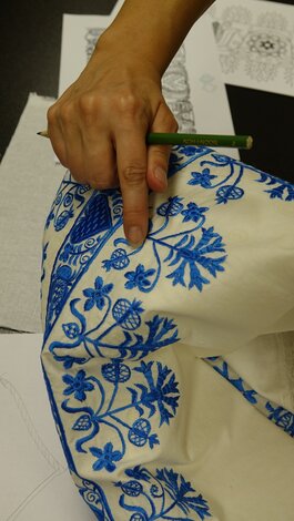 Detail pravnianskej výšivky
