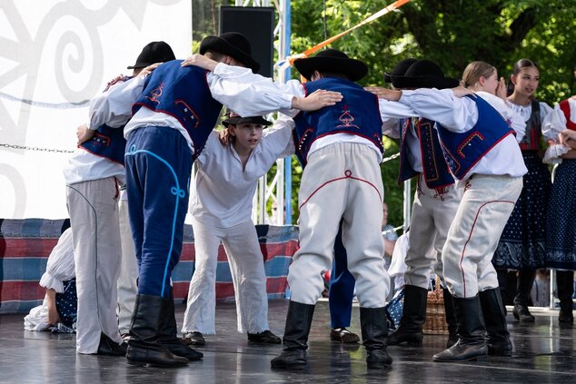 Veselože: program detských folklórnych súborov z hornej Nitry - Malý Vtáčnik ©Samuel Kunik