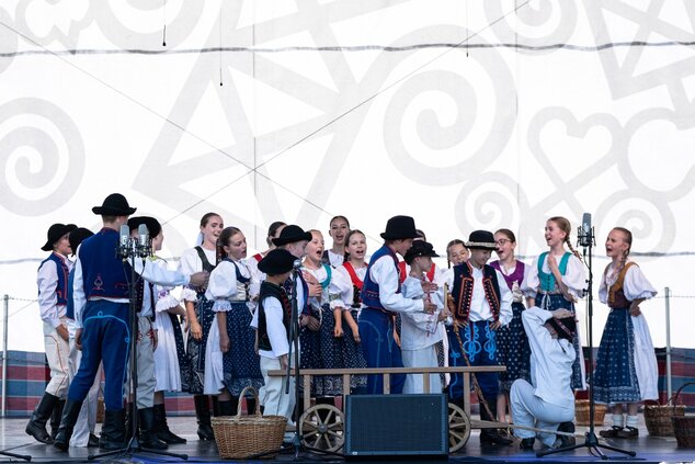 Veselože: program detských folklórnych súborov z hornej Nitry - Malý Vtáčnik ©Samuel Kunik