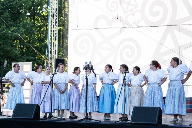 Z pokladov karpatských Nemcov - Na podstení - hry detí z Nitrianskeho Pravna a okolia ©Samuel Kunik