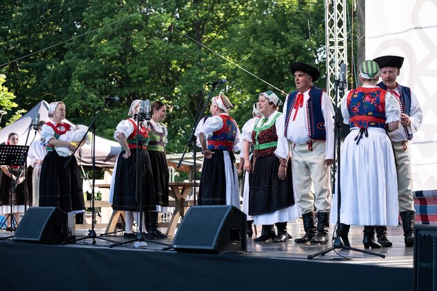 Fígle, žarty, huncútstva a prekáračky: program folklórnych skupín hornej Nitry - FSk Rokôška z Nitr. Rudna ©Samuel Kunik