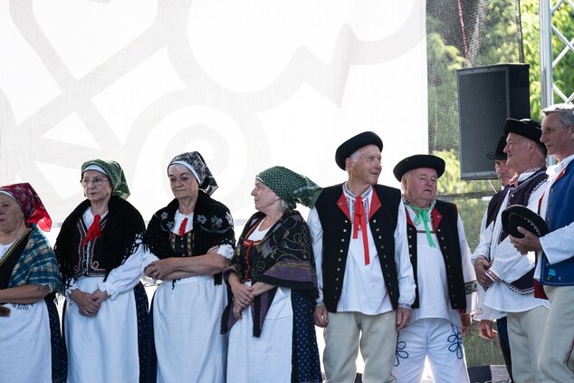 Fígle, žarty, huncútstva a prekáračky: program folklórnych skupín hornej Nitry - FSk Oslianka z Oslian ©Samuel Kunik