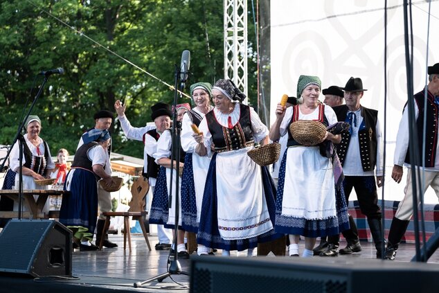 Fígle, žarty, huncútstva a prekáračky: program folklórnych skupín hornej Nitry - FSk Oslianka z Oslian ©Samuel Kunik