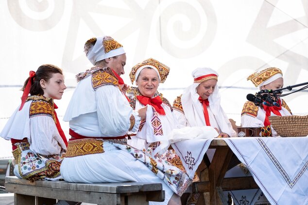 Fígle, žarty, huncútstva a prekáračky: program folklórnych skupín hornej Nitry -  FSk Strážovanka zo Zliechova  ©Samuel Kunik