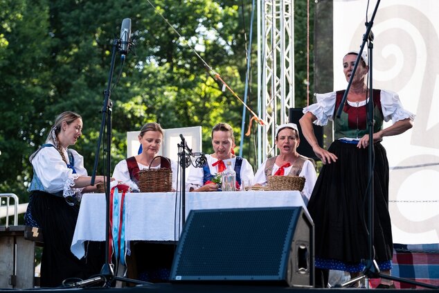 Fígle, žarty, huncútstva a prekáračky: program folklórnych skupín hornej Nitry - FSk Borievka zo Sebedražia ©Samuel Kunik