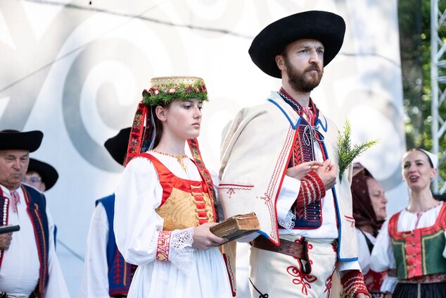 Fígle, žarty, huncútstva a prekáračky: program folklórnych skupín hornej Nitry ©Samuel Kunik