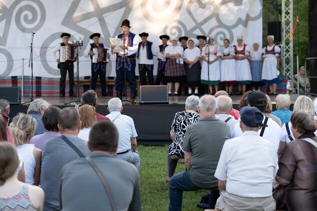 Fígle, žarty, huncútstva a prekáračky: program folklórnych skupín hornej Nitry - FSk Košovan z Kanianky ©Samuel Kunik
