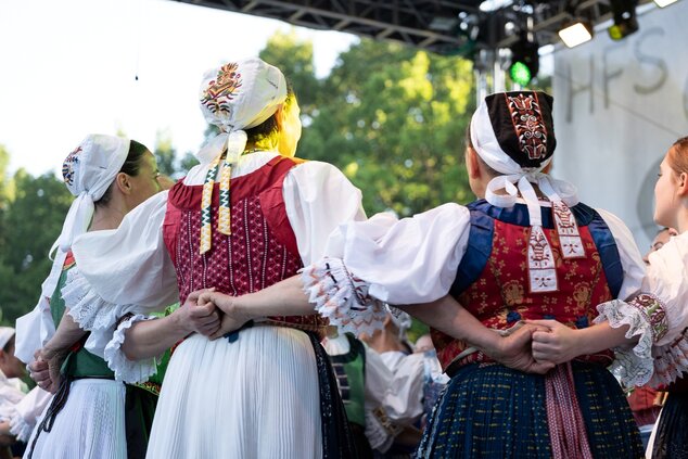 Fígle, žarty, huncútstva a prekáračky: program folklórnych skupín hornej Nitry ©Samuel Kunik