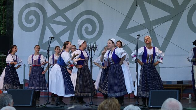 Fígle, žarty, huncútstva a prekáračky: program folklórnych skupín hornej Nitry - FS Senior Vtáčnik z Prievidze